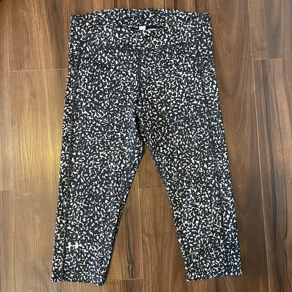 WOMEN’S UNDER ARMOUR PRINTED CAPRI LEGGINGS - Picture 2 of 4